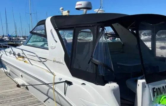 33ft SeaRay Sundancer OB Motor Yacht for Charter in Toronto