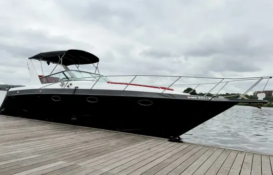 32' Yacht w/all black interior & red seats