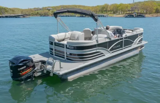 High Powered Tritoon with or without captain