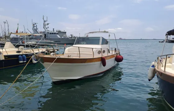 28ft Gozzo Sorrentino very fast in Amalfi