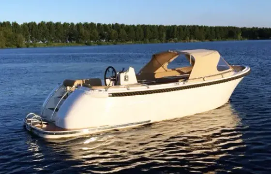 Primeur 600 for cruising the Lake with up to 8 people