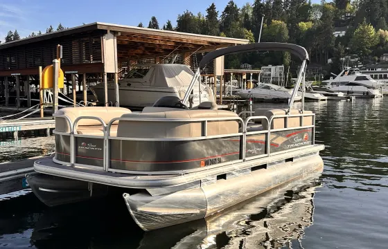 Cruise Seattle in Comfort on a 9 Person Sun Tracker 18 DLX Pontoon