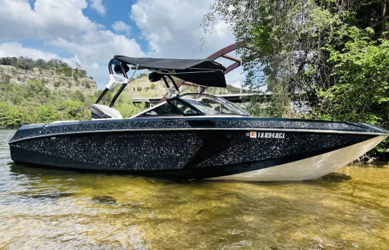 Lake Austin‘s Top Rated Surf Party Boat - Nautique G25 for up to 16 people