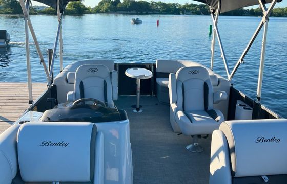 2024 Bentley 22 Legacy Pontoon 13 People Capacity