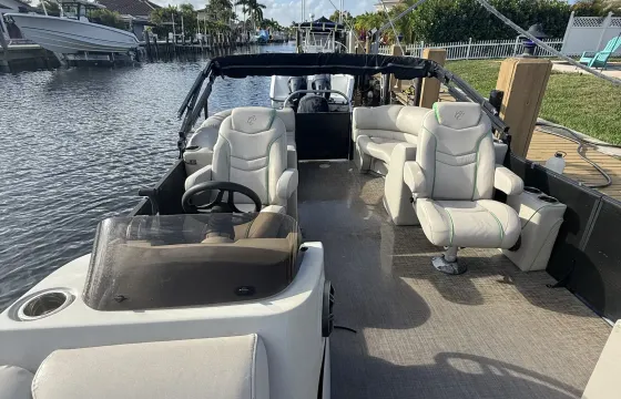 23ft Pontoon Rental – Spacious Cruise in Pompano Beach for Any Occasion