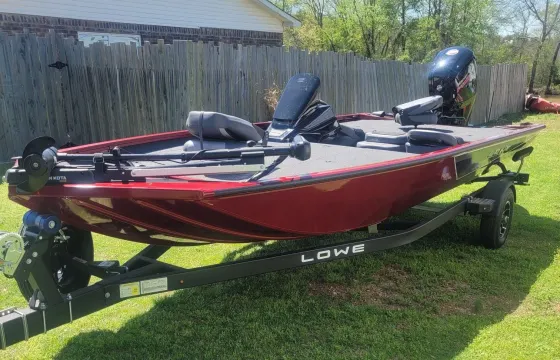 NEW Lowe bass boat, 115hp with troling motor