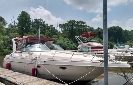40' Luxury Cruiser Yacht for Charter in Chicago - Accommodate up to 12 guests