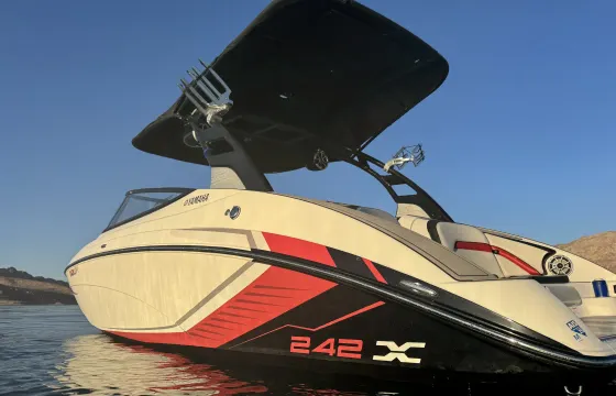 Yamaha 242X E-Series Bowrider Fun on Lake Mead