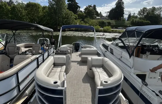 23' Bentley Pontoon Boat on Lake Washington