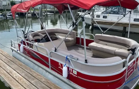 20ft Pontoon Suntracker Party Barge in St. Petersburg. Gas included!