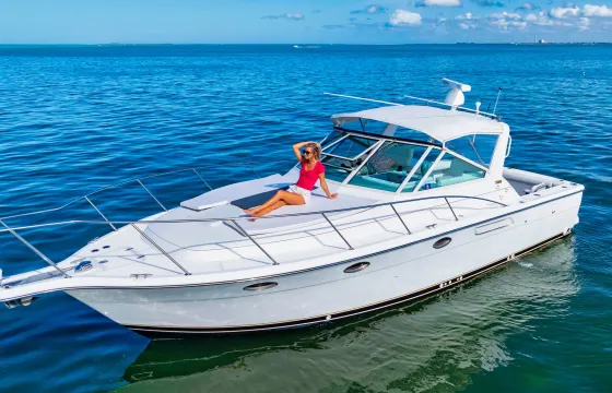 33' Luxury Tiara Yacht - Captain & Fuel Included - Discount for Weekday Cruises