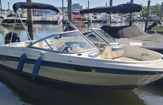 Your Aquatic Escape: Bayliner 180 | Fast, Fun & Ready to Cruise!