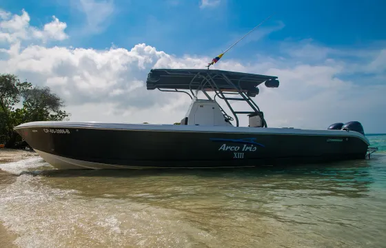 Enjoy the amazing islas of Rosario in Cartagena, rental Boat 30ft 14 people