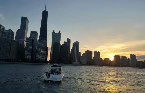 38ft Sea Ray Sundancer in Chicago, Burhnam Harbor (Up to 12 guests)