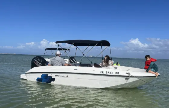 Clean and Easy to Drive Bayliner Deck Boat Party for up to 9
