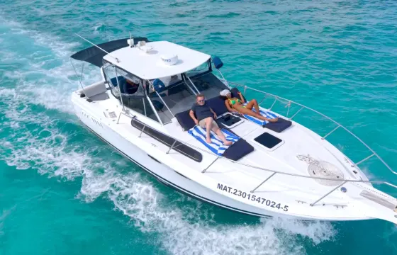 Enjoy Cancun in 32ft Wellcraft for 8 people!