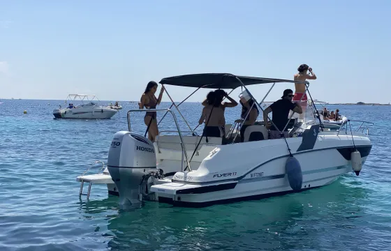 Motorboat up to 9 guests - Confortable Beneteau 8 Meters 300ch
