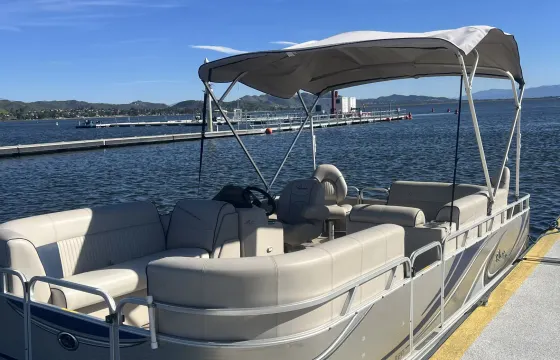 Cruising and fishing in Lake Elsinore with Qwest Pontoon