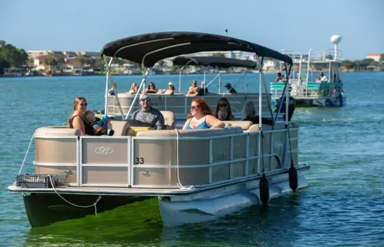 Welcome to this 24ft amazing Bentley pontoon! 12 ppl - Fuel included