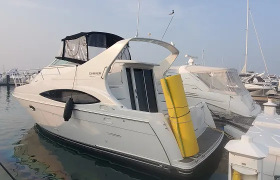 Beautiful 39ft Double Decker Carver Mariner Luxury Yacht in Chicago, Illinois