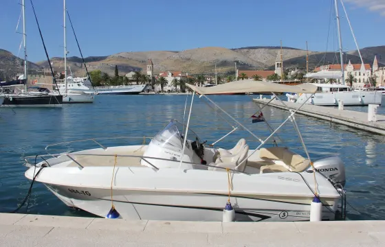 Beneteau Flyer 550 Sun Deck - Rental in Split, Croatia - Cuddy Cabin/Walk Around