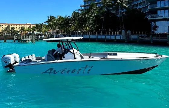 36ft Avanti Center Console for Sandbar hopping and Swimming Pigs in Nassau