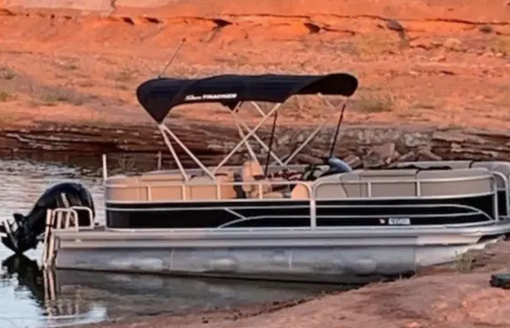 22' Party Barge XP3 Tri-toon Boat Seats 6 Max with USCG Captain!