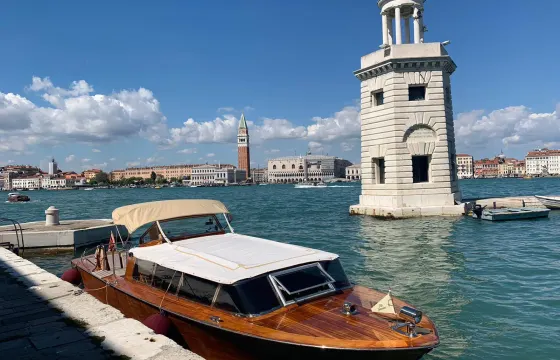 32' De Pellegrini Limousine Wooden Motor Boat Rental in Venezia, Italy
