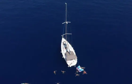 Fun in the Sun: 2.5-Hour Sailing, Inflatables, and Swimming Tour of Barcelona