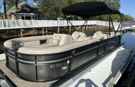 Comfortably Cruise Lake Norman Premium 25’ Harris Tritoon