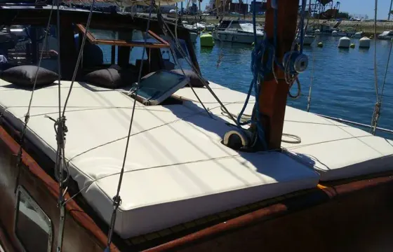 Cruising in Setúbal with “Cachondo” Motorsailer