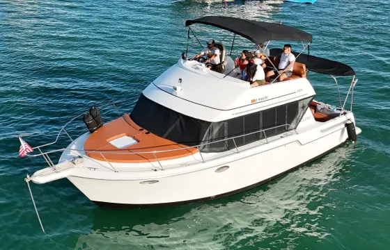 Luxury 32’ Flybridge Yacht in South Beach Miami