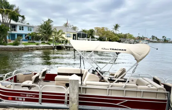 24ft Sun Tracker Fish Barge DLX Pontoon in Bradenton Beach