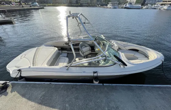 23ft - Clean, modern SeaRay Bowrider Wakeboarding Boat!