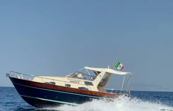 Elegant 28ft Gozzo Apreamare Venise Yacht Experience Sorrento and Capri