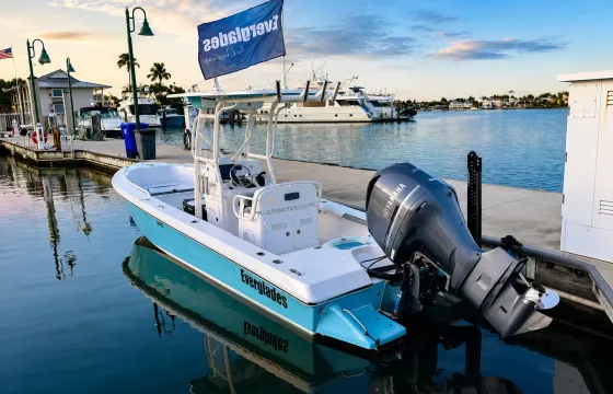 Everglades 243 CC Bay Boat — Up to 10 Guests