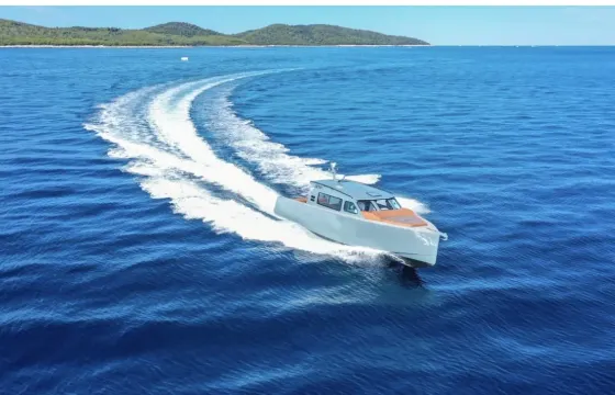 Axiom Yacht with Cabin