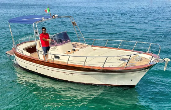 Skippered tour of Ischia island on Gozzo boat 7,5m 25ft in Forio, Ischia