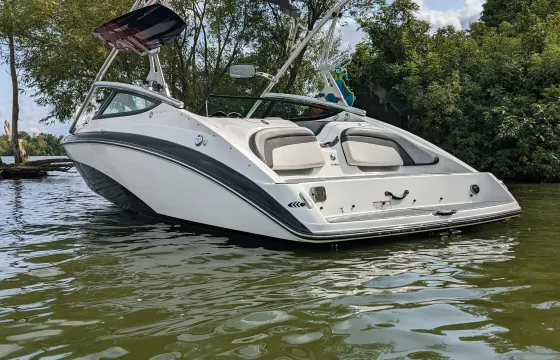 Yamaha 212X wake / surf jet boat on Lake Minnetonka