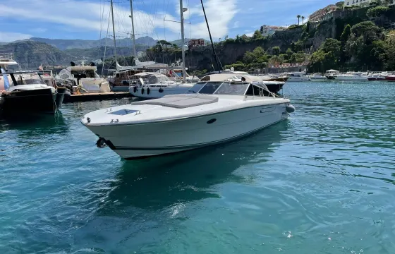 Charter Itama 38 Motor Yacht