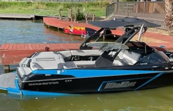 Malibu Wakeboat LSV 23' Rental on Lake Conroe, Texas