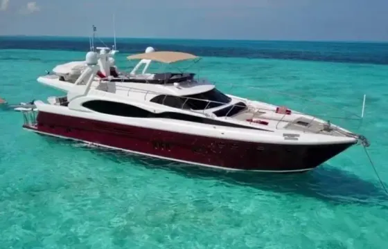 Enjoy in  Stile on this Gorgeous 80ft Dyna Craft Featuring Jacuzzi