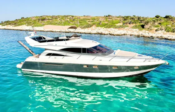Luxury Flybridge Motor Yacht Charter in Mugla