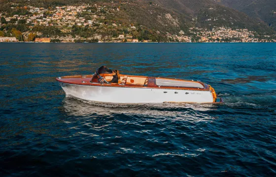 Romantic Tour onboard a vintage 23ft Coronado Wooden Boat on Lake Como