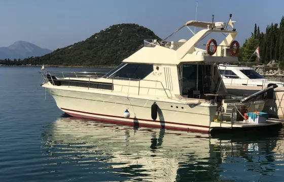 Charer a Azimut 43 Motor Yacht for 8 People in Opuzen