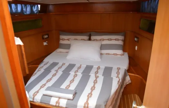 Charer a Azimut 43 Motor Yacht for 8 People in Opuzen