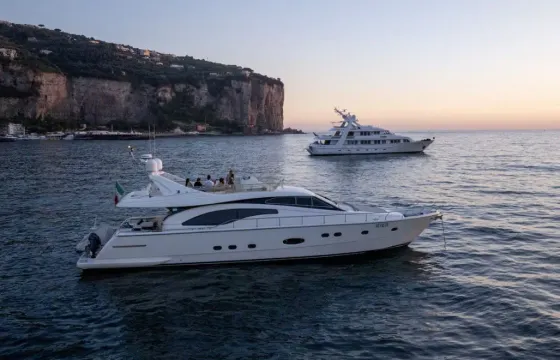 Cruise Capri in Style: Full-Day Aboard the Ferretti 680!