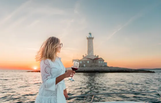 Medulin: Sunset on Speedboat with Lighthouse and Wine