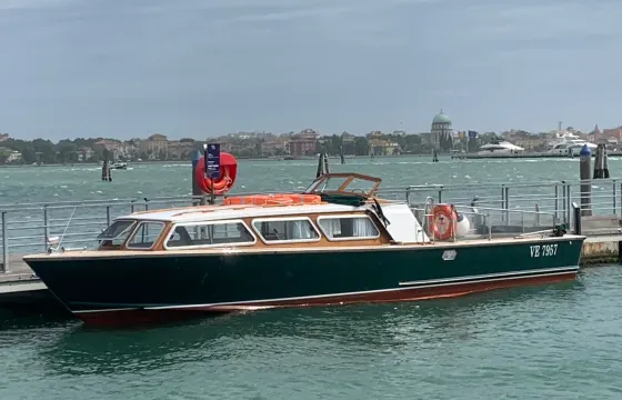 Limousine Wooden Motor Boat Rental in Venezia, Italy