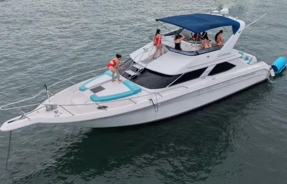 Enjoy 50ft Luxury Flybridge Motor Yacht in Miami for 13 Guests